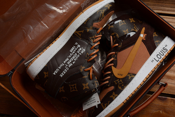 air jordan 1 ow aq0818-158 (with case)