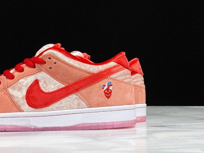 nike sb dunk low strangelove skateboards ct2552-800