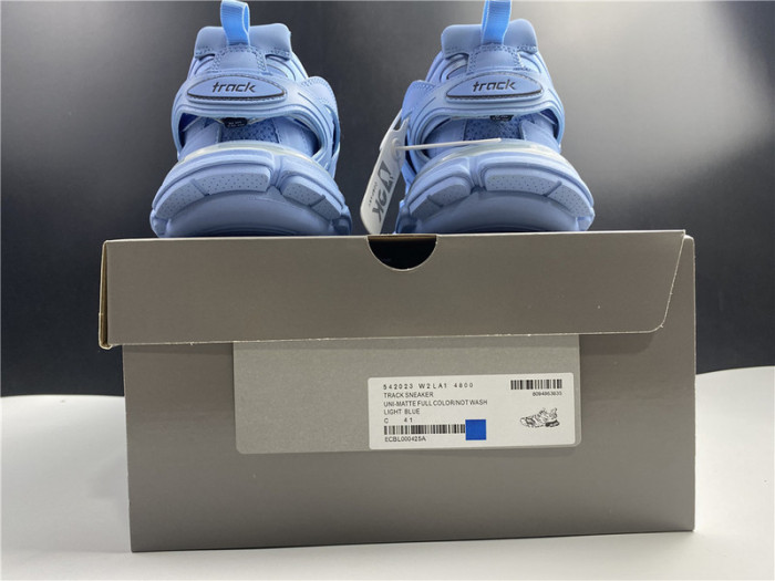 blcg track trainer light blue 542023-w2la1-4800 (led)