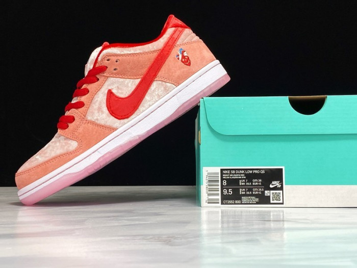 nike sb dunk low strangelove skateboards ct2552-800